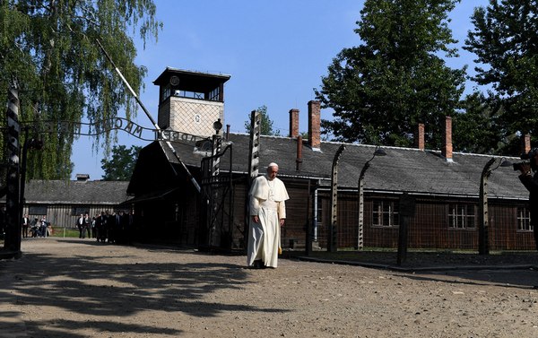 Wizyta Franciszka w byłym niemieckim nazistowskim obozie koncentracyjnym Auschwitz-Birkenau