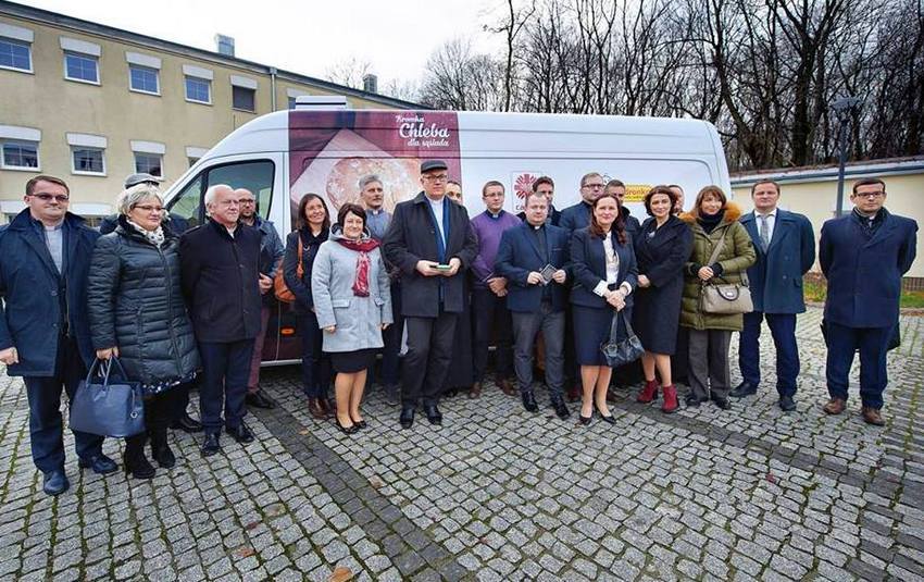 7 samochodów dostawczych w darze od Biedronki dla Caritas w Polsce